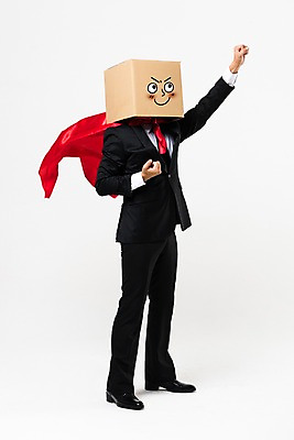 포토 JPG 스튜디오촬영 전신 남자 실내 한명 서기 미소 정장 성인 옆모습 30대 비즈니스라이프 한국인 비즈니스맨 망토 종이상자 슈퍼맨 손뻗기 빨간망토 성인남자한명만 국내포토 1 라이프스타일 옷 뷰포인트 비즈니스 모션 표정 사람 동양인 내부 장년 상자 직장인 영웅 남자한명만 성인남자만 파일형식