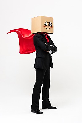 포토 JPG 스튜디오촬영 전신 남자 실내 한명 서기 미소 정장 성인 옆모습 30대 비즈니스라이프 팔짱 한국인 비즈니스맨 망토 종이상자 슈퍼맨 빨간망토 성인남자한명만 국내포토 1 라이프스타일 옷 뷰포인트 비즈니스 모션 표정 사람 동양인 내부 장년 상자 직장인 영웅 남자한명만 성인남자만 파일형식