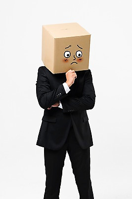 포토 JPG 스튜디오촬영 남자 생각 실내 한명 서기 정장 상반신 성인 앞모습 30대 비즈니스라이프 한국인 비즈니스맨 종이상자 고민 성인남자한명만 국내포토 1 라이프스타일 옷 감정 뷰포인트 비즈니스 모션 사람 동양인 내부 장년 상자 직장인 남자한명만 성인남자만 파일형식