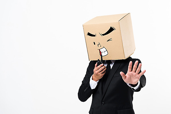 포토 JPG 스튜디오촬영 남자 실내 한명 서기 들기 정장 상반신 성인 앞모습 30대 비즈니스라이프 한국인 금지 비즈니스맨 종이상자 무전기 경호원 성인남자한명만 국내포토 직업 1 라이프스타일 옷 뷰포인트 비즈니스 모션 무선통신 사람 동양인 내부 장년 상자 직장인 남자한명만 성인남자만 파일형식