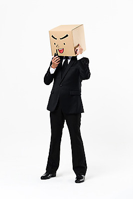 포토 JPG 스튜디오촬영 전신 남자 실내 한명 서기 들기 정장 성인 앞모습 30대 비즈니스라이프 확성기 한국인 비즈니스맨 종이상자 무전기 경호원 성인남자한명만 국내포토 직업 1 라이프스타일 옷 뷰포인트 비즈니스 모션 무선통신 사람 동양인 내부 장년 상자 직장인 남자한명만 성인남자만 파일형식