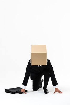 포토 JPG 스튜디오촬영 전신 남자 서류가방 실내 한명 앉기 정장 성인 앞모습 30대 비즈니스라이프 한국인 비즈니스맨 종이상자 출발 출발자세 성인남자한명만 국내포토 1 라이프스타일 옷 뷰포인트 포즈 컨셉 가방 비즈니스 모션 사람 동양인 내부 장년 상자 직장인 남자한명만 성인남자만 파일형식