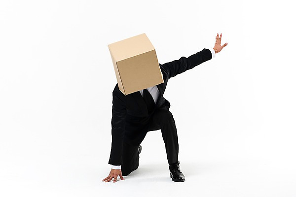 포토 JPG 스튜디오촬영 전신 남자 실내 한명 앉기 정장 손짓 성인 앞모습 30대 비즈니스라이프 한국인 비즈니스맨 종이상자 변신 착지 성인남자한명만 국내포토 1 라이프스타일 옷 뷰포인트 비즈니스 모션 사람 동양인 내부 장년 상자 직장인 남자한명만 성인남자만 파일형식