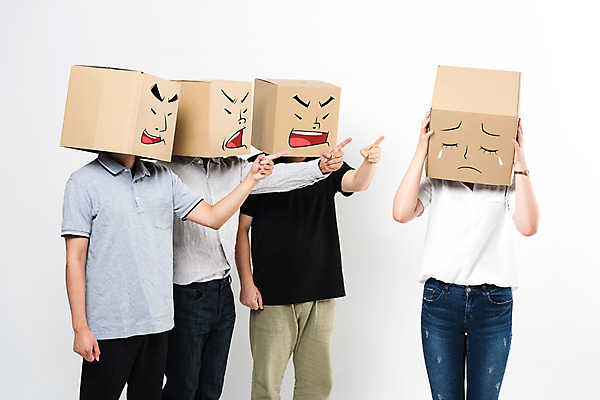 포토 JPG 스튜디오촬영 여자 남자 실내 서기 여러명 상반신 20대 성인 앞모습 캐주얼 30대 비즈니스라이프 한국인 슬픔 가리킴 비즈니스맨 비즈니스우먼 종이상자 왕따 성인만 국내포토 라이프스타일 옷 감정 뷰포인트 다수 비즈니스 모션 사람 동양인 손짓 청년 내부 장년 상자 직장인 파일형식