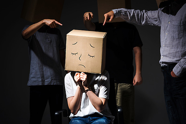 포토 JPG 스튜디오촬영 여자 남자 실내 서기 앉기 여러명 상반신 20대 성인 앞모습 캐주얼 30대 비즈니스라이프 어둠 한국인 슬픔 가리킴 비즈니스맨 비즈니스우먼 종이상자 왕따 성인만 국내포토 라이프스타일 옷 감정 뷰포인트 다수 비즈니스 모션 사람 동양인 손짓 청년 내부 장년 상자 직장인 파일형식