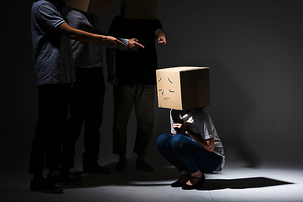 포토 JPG 스튜디오촬영 전신 여자 남자 실내 서기 앉기 여러명 20대 성인 앞모습 캐주얼 30대 비즈니스라이프 어둠 한국인 슬픔 가리킴 비즈니스맨 비즈니스우먼 고독 종이상자 왕따 성인만 국내포토 라이프스타일 옷 감정 뷰포인트 다수 비즈니스 모션 사람 동양인 손짓 청년 내부 장년 상자 직장인 파일형식