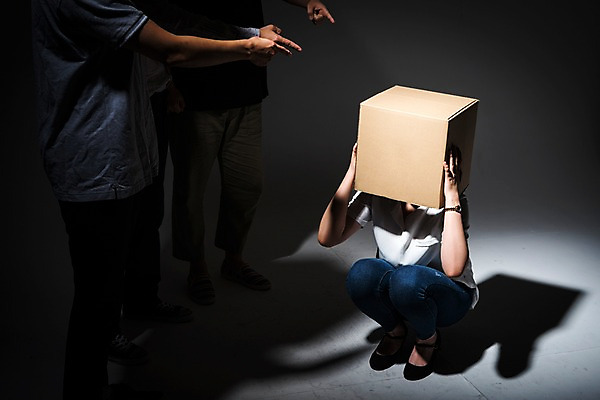 포토 JPG 스튜디오촬영 전신 여자 남자 실내 서기 앉기 여러명 20대 성인 앞모습 캐주얼 30대 비즈니스라이프 어둠 한국인 가리킴 비즈니스맨 비즈니스우먼 고독 종이상자 귀막기 왕따 성인만 국내포토 라이프스타일 옷 감정 뷰포인트 다수 비즈니스 모션 사람 동양인 손짓 청년 내부 장년 상자 직장인 파일형식