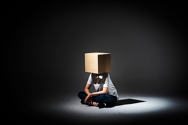 포토 JPG 스튜디오촬영 전신 여자 생각 실내 한명 앉기 20대 성인 옆모습 캐주얼 비즈니스라이프 어둠 한국인 비즈니스우먼 좌절 종이상자 고민 성인여자한명만 PTSD 국내포토 1 라이프스타일 옷 감정 뷰포인트 컨셉 비즈니스 모션 사람 동양인 청년 내부 상자 직장인 질병 여자한명만 성인여자만 파일형식