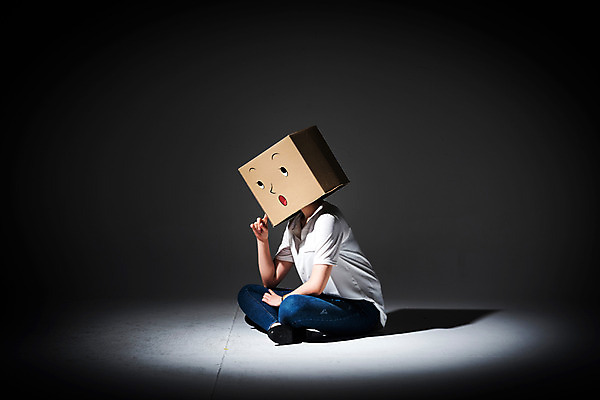 포토 JPG 스튜디오촬영 전신 여자 생각 실내 한명 앉기 손짓 20대 성인 옆모습 캐주얼 비즈니스라이프 어둠 한국인 비즈니스우먼 종이상자 고민 성인여자한명만 PTSD 국내포토 1 라이프스타일 옷 감정 뷰포인트 비즈니스 모션 사람 동양인 청년 내부 상자 직장인 질병 여자한명만 성인여자만 파일형식