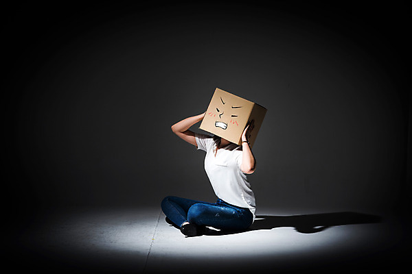 포토 JPG 스튜디오촬영 전신 여자 스트레스 실내 한명 앉기 20대 성인 옆모습 캐주얼 비즈니스라이프 어둠 한국인 짜증 비즈니스우먼 종이상자 귀막기 고민 두통 성인여자한명만 PTSD 국내포토 1 라이프스타일 옷 감정 뷰포인트 비즈니스 모션 사람 동양인 손짓 청년 내부 상자 직장인 질병 여자한명만 성인여자만 파일형식