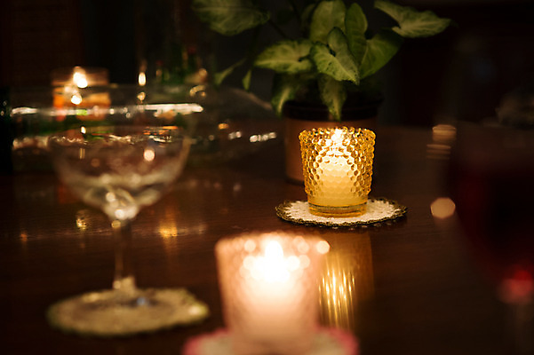 포토 JPG 화분 와인잔 촛불 식탁 잔 실내 사람없음 아웃포커스 오브젝트 국내포토 식기 술잔 초 탁자 촬영기법 내부 파일형식