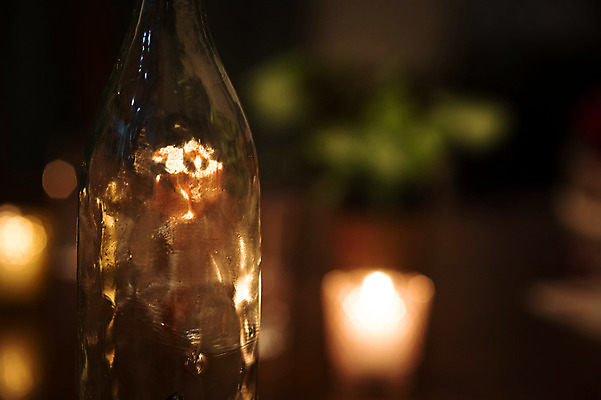 포토 JPG 촛불 식탁 유리병 실내 근접촬영 사람없음 아웃포커스 장식 어둠 오브젝트 국내포토 뷰포인트 초 탁자 병_용기 촬영기법 내부 파일형식