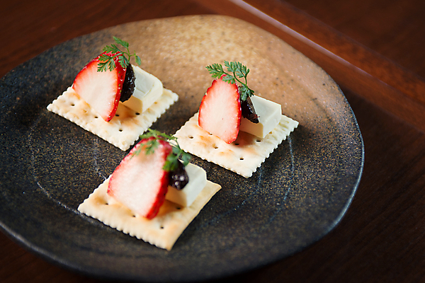 포토 JPG 접시 딸기 디저트 실내 근접촬영 사람없음 쿠키 카나페 일본음식 국내포토 식기 음식 뷰포인트 과일 서양음식 내부 파일형식