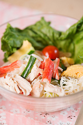 포토 JPG 접시 음식 방울토마토 실내 근접촬영 사람없음 아웃포커스 면류 국수 유리그릇 맛살 일본음식 국내포토 그릇 식기 뷰포인트 토마토 유리 촬영기법 내부 파일형식