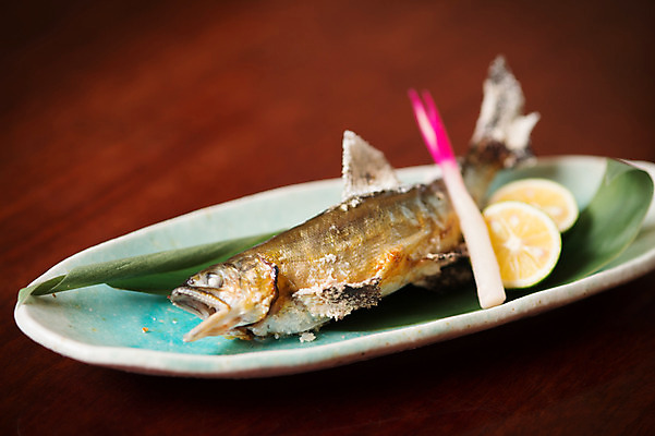 포토 JPG 접시 나뭇잎 실내 근접촬영 사람없음 아웃포커스 장식 레몬 생선튀김 일본음식 국내포토 식기 음식 뷰포인트 잎 과일 촬영기법 내부 튀김 파일형식