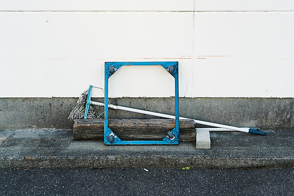 포토 JPG 주간 벽 벽돌 사람없음 야외 목재 수레 오브젝트 대걸레 마대걸레 국내포토 자연요소 나무 재료 카트 청소도구 파일형식