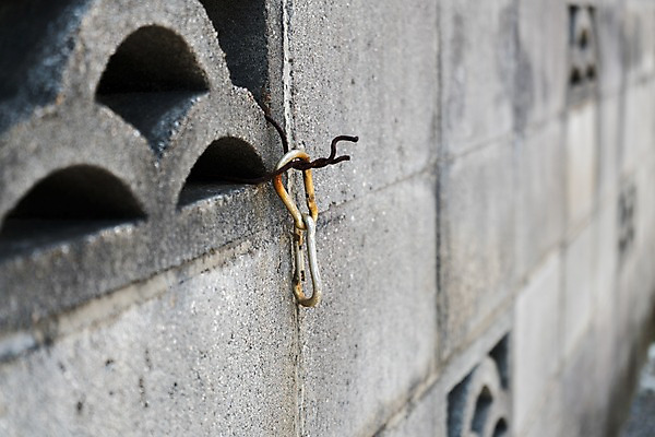 포토 JPG 주간 벽 백그라운드 거리 사람없음 야외 아웃포커스 고리 부식 철사 돌재질 국내포토 자연요소 재질 촬영기법 돌_바위 파일형식