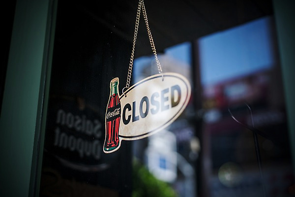 포토 JPG 주간 영어 출입구 사람없음 야외 아웃포커스 단어 문 상점 팻말 닫힘 콜라 유리문 국내포토 자연요소 문자 모션 프레임 촬영기법 탄산음료 파일형식