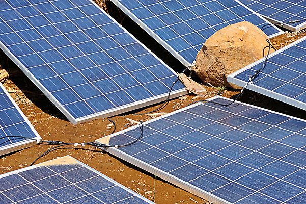 포토 JPG 주간 사람없음 야외 돌_바위 그린에너지 태양에너지 집열판 케이블선 국내포토 자연요소 에너지 전선 파일형식
