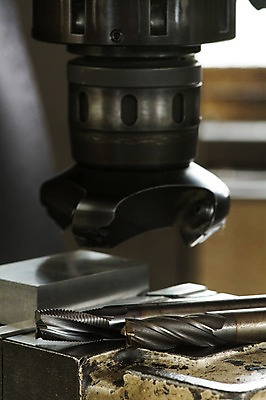 포토 JPG 공장 실내 근접촬영 사람없음 아웃포커스 금속 기계 드릴 오브젝트 드릴날 드릴비트 국내포토 뷰포인트 공업 재질 촬영기법 내부 공구 파일형식