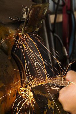 포토 JPG 손 공장 불꽃 실내 신체부위 기계 자르기 절단기 국내포토 공업 모션 불 사람 내부 파일형식