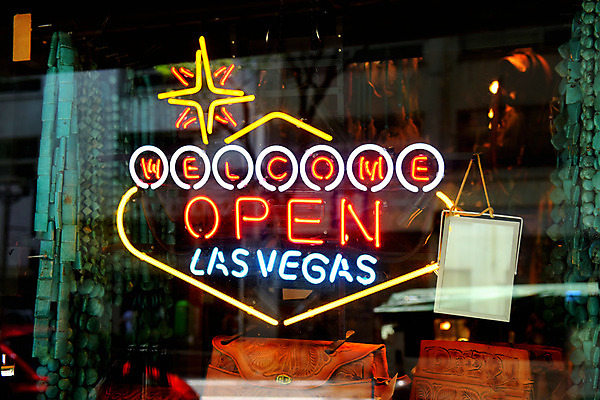 포토 JPG 주간 영어 가방 사람없음 야외 단어 상점 팻말 오픈 쇼윈도 네온 국내포토 자연요소 문자 잡화 프레임 전시 파일형식