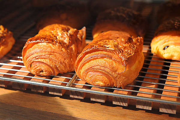 포토 음식 촬영기법 내부 상점 주방도구 제빵도구 파일형식 식힘망 실내 아웃포커스 전시 빵 빵집 JPG 사람없음 국내포토