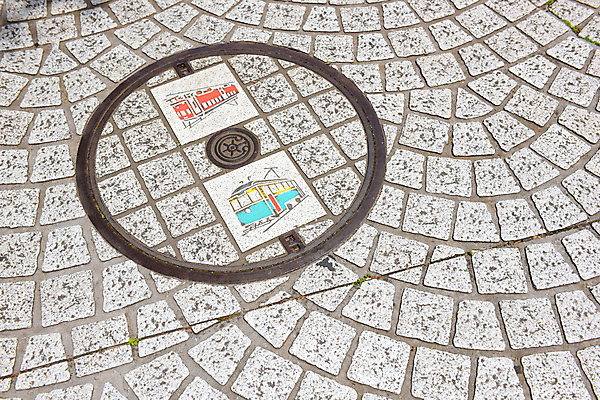 포토 JPG 주간 백그라운드 패턴 거리 바닥 사람없음 야외 기차 돌재질 길바닥 맨홀 바닥무늬 국내포토 자연요소 육상교통 무늬 재질 대중교통 돌_바위 파일형식