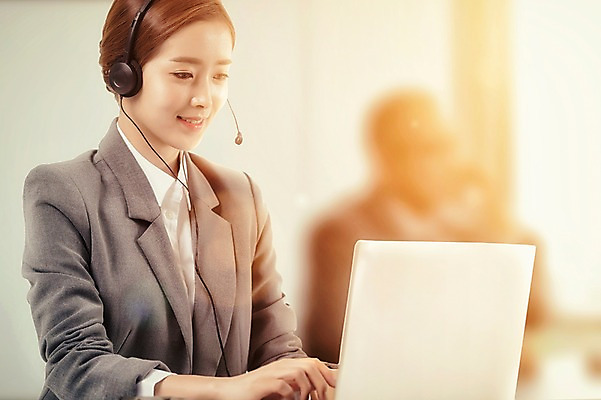 JPG 편집 편집이미지 직업 응시 여자 한명 미소 앉기 상반신 성인 노트북 헤드셋 한국인 상담원 디지털합성 합성 디지털아트 편집실사 1 시선 음향기기 모션 표정 사람 동양인 전자제품 헤드폰 사무원 CG 파일형식