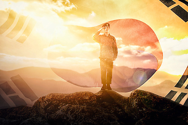 JPG 전신 편집 편집이미지 직업 남자 산 한명 성인 앞모습 노을 군인 한국인 태극기 디지털합성 군복 합성 경례 현충일 애국심 디지털아트 다중노출 편집실사 자연요소 1 기념일 뷰포인트 유니폼 촬영기법 사람 동양인 인사 국기 CG 국군 파일형식 호국보훈의달