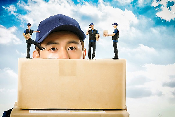 JPG 구름 편집 편집이미지 직업 남자 여러명 성인 한국인 택배기사 디지털합성 택배 합성 택배상자 디지털아트 편집실사 자연요소 다수 사람 동양인 상자 운송업 배달원 CG 파일형식