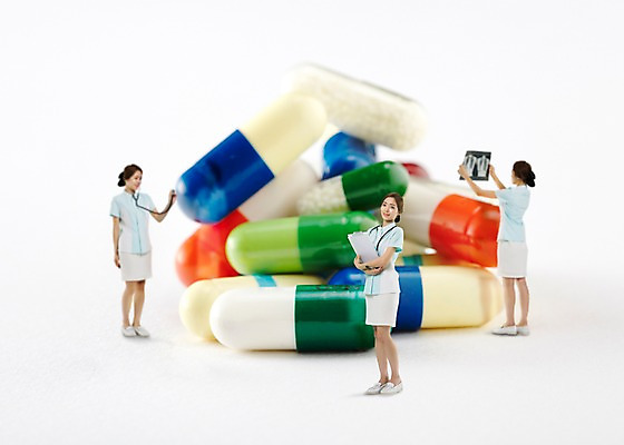 JPG 편집 편집이미지 직업 여자 의학 청진기 엑스레이 성인 세명 알약 한국인 간호사 디지털합성 합성 간호복 디지털아트 편집실사 유니폼 의료기기 사람 동양인 약 의료진 CG 파일형식