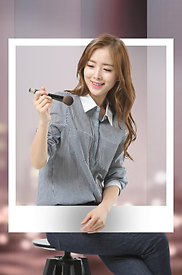 JPG 편집 편집이미지 직업 응시 여자 한명 들기 상반신 성인 화장 한국인 디지털합성 합성 폴라로이드사진 메이크업아티스트 메이크업브러쉬 디지털아트 편집실사 1 시선 모션 사람 동양인 뷰티 붓 CG 폴라로이드 파일형식