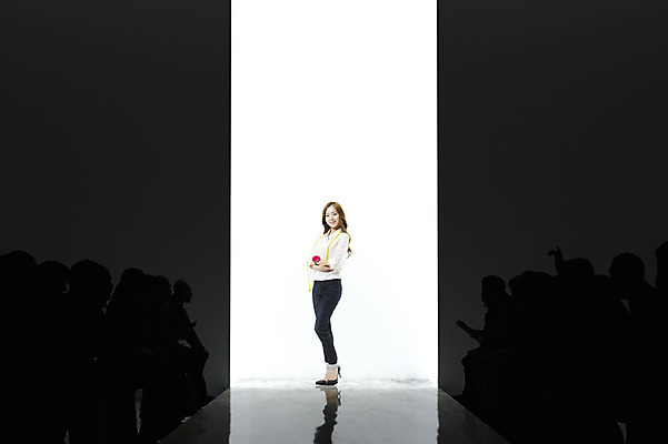 JPG 편집 편집이미지 직업 여자 한명 성인 한국인 무대 패션디자이너 디지털합성 합성 런웨이 디지털아트 편집실사 1 사람 동양인 디자이너 CG 파일형식