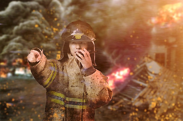 JPG 편집 편집이미지 직업 남자 한명 상반신 성인 한국인 가리킴 연기 소방관 디지털합성 화재 합성 무전기 소방관모자 디지털아트 편집실사 모자_잡화 1 무선통신 사람 동양인 손짓 구조원 소방 사건 CG 파일형식