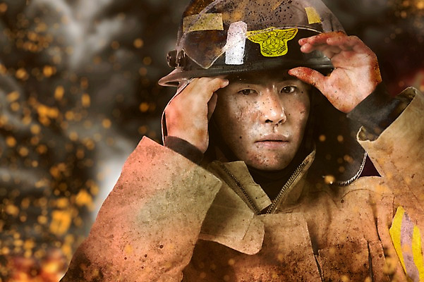 JPG 편집 편집이미지 직업 남자 한명 상반신 성인 한국인 연기 소방관 디지털합성 화재 합성 소방관모자 디지털아트 편집실사 모자_잡화 1 사람 동양인 구조원 소방 사건 CG 파일형식