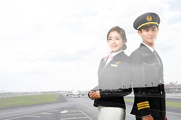 JPG 편집 편집이미지 직업 여자 남자 비행기 상반신 성인 두명 한국인 파일럿 승무원 디지털합성 항공 합성 활주로 디지털아트 편집실사 길 항공교통 대중교통 사람 동양인 CG 파일형식