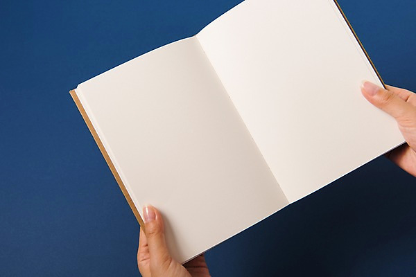 포토 JPG 스튜디오촬영 손 종이 백그라운드 프레임 실내 들기 신체부위 책 공백 펼침 플랫 오브젝트 카피스페이스 국내포토 모션 사람 내부 파일형식