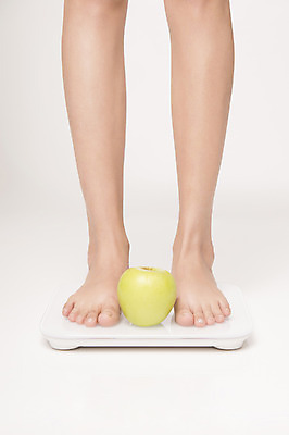 포토 JPG 여자 몸매관리 한명 서기 성인 앞모습 뷰티 하반신 사과 체중계 각선미 의료성형뷰티 성인여자한명만 국내포토 1 뷰포인트 다이어트 과일 모션 사람 여자한명만 성인여자만 파일형식