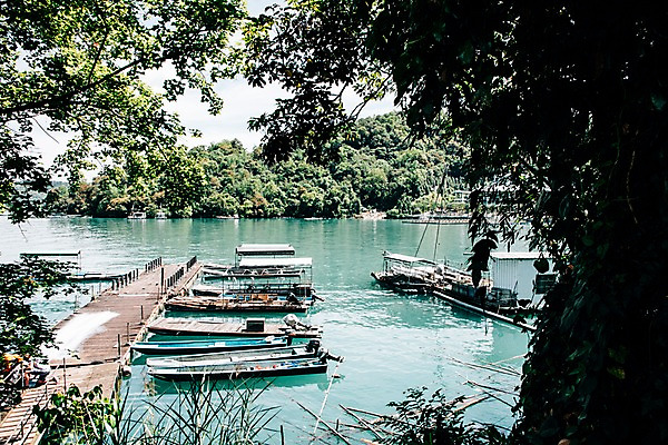 포토 JPG 주간 나무 해외풍경 호수 사람없음 야외 대만 부둣가 선박 르웨탄 국내포토 자연요소 식물 해외 아시아 수상교통 풍경 항구 파일형식