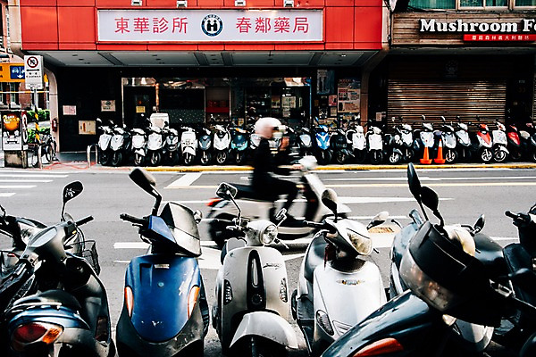 포토 JPG 주간 해외풍경 도로 한명 사람 야외 도시풍경 스쿠터 오토바이 도시 대만 국내포토 자연요소 1 해외 아시아 길 교통시설 풍경 바이크 파일형식