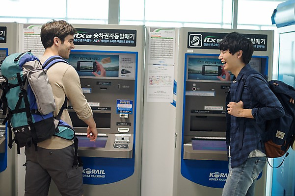 포토 JPG 주간 서양인 외국인 남자 여행 서기 상반신 20대 성인 야외 두명 옆모습 뒷모습 우정 한국인 즐거움 춘천 무인매표소 성인남자만 브로맨스 국내포토 자연요소 감정 뷰포인트 관계 모션 사람 동양인 인종 청년 친구 강원도 남자만 성인만 파일형식