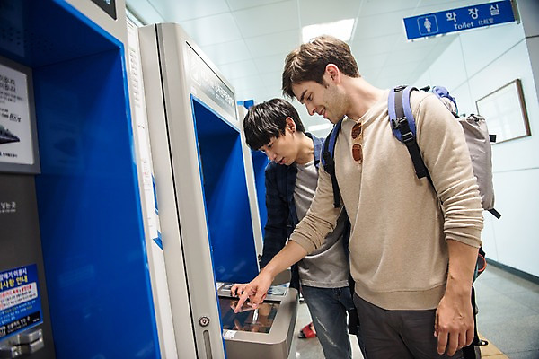 포토 JPG 주간 서양인 외국인 남자 여행 서기 상반신 20대 성인 야외 두명 옆모습 우정 한국인 즐거움 춘천 무인매표소 성인남자만 브로맨스 국내포토 자연요소 감정 뷰포인트 관계 모션 사람 동양인 인종 청년 친구 강원도 남자만 성인만 파일형식