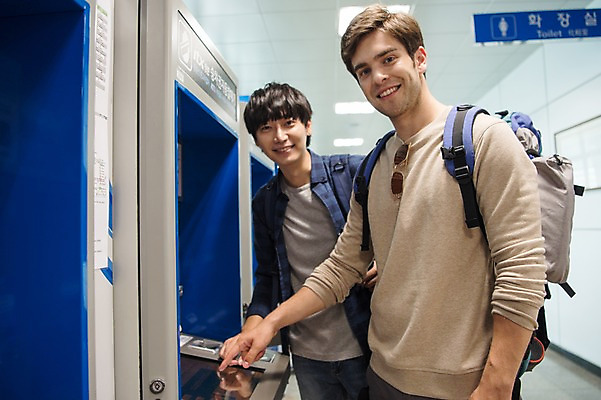 포토 JPG 주간 서양인 외국인 남자 여행 서기 미소 상반신 20대 성인 야외 두명 앞모습 우정 한국인 즐거움 춘천 무인매표소 성인남자만 브로맨스 국내포토 자연요소 감정 뷰포인트 관계 모션 표정 사람 동양인 인종 청년 친구 강원도 남자만 성인만 파일형식
