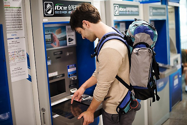 포토 JPG 주간 서양인 외국인 남자 여행 한명 서기 상반신 20대 성인 옆모습 즐거움 기차역 춘천 무인매표소 성인남자한명만 국내포토 자연요소 1 감정 뷰포인트 모션 사람 인종 청년 역 강원도 남자한명만 성인남자만 파일형식