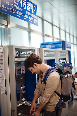 포토 JPG 주간 서양인 외국인 남자 여행 한명 서기 상반신 20대 성인 옆모습 즐거움 기차역 춘천 무인매표소 성인남자한명만 국내포토 자연요소 1 감정 뷰포인트 모션 사람 인종 청년 역 강원도 남자한명만 성인남자만 파일형식
