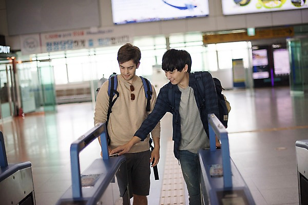 포토 JPG 주간 서양인 외국인 남자 여행 서기 상반신 20대 성인 야외 두명 앞모습 우정 한국인 즐거움 기차역 춘천 개찰구 찍기 성인남자만 브로맨스 국내포토 자연요소 감정 뷰포인트 관계 모션 사람 동양인 인종 청년 친구 역 강원도 남자만 성인만 파일형식