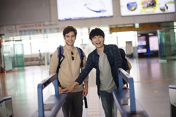 포토 JPG 주간 서양인 외국인 남자 여행 서기 상반신 20대 성인 야외 두명 앞모습 우정 한국인 즐거움 기차역 춘천 개찰구 찍기 성인남자만 브로맨스 국내포토 자연요소 감정 뷰포인트 관계 모션 사람 동양인 인종 청년 친구 역 강원도 남자만 성인만 파일형식