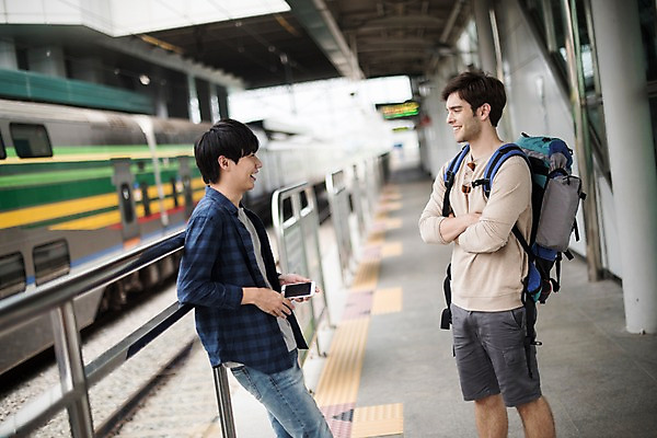 포토 JPG 주간 서양인 외국인 남자 여행 대화 서기 상반신 20대 성인 야외 두명 옆모습 마주보기 우정 한국인 즐거움 기차역 춘천 성인남자만 브로맨스 국내포토 자연요소 감정 뷰포인트 관계 모션 말하기 사람 동양인 인종 청년 친구 역 강원도 남자만 성인만 파일형식