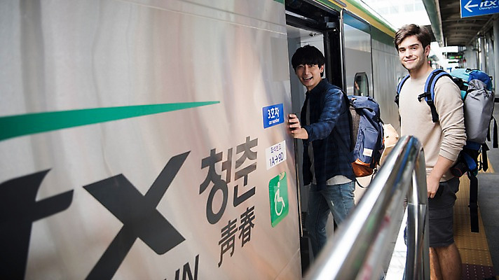 포토 JPG 주간 서양인 외국인 남자 여행 서기 상반신 20대 성인 야외 두명 옆모습 우정 기차 한국인 승차 즐거움 춘천 기차여행 성인남자만 브로맨스 국내포토 자연요소 감정 육상교통 뷰포인트 관계 모션 대중교통 사람 동양인 인종 청년 친구 강원도 남자만 성인만 파일형식